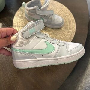 Nike White Sneakers with Mesh Upper and Cushioning Technology